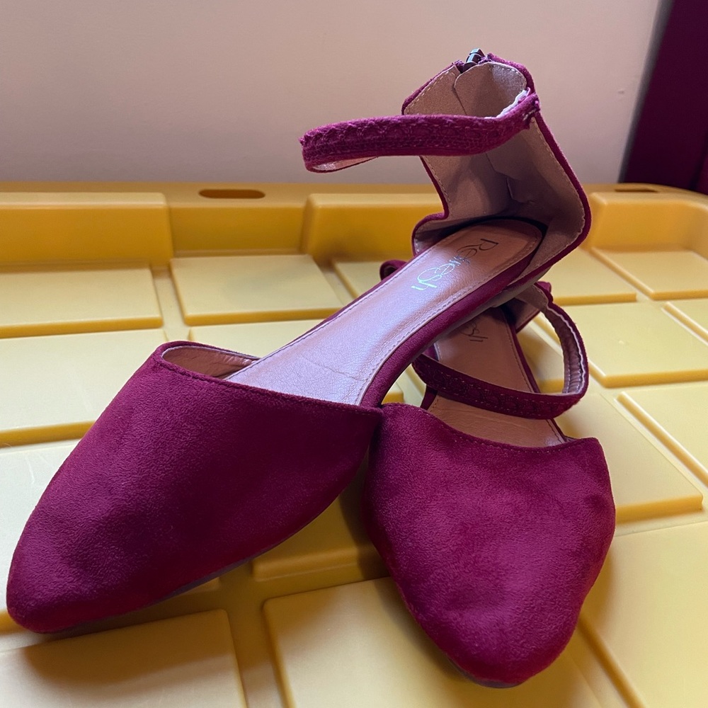 Super cute burgundy shoes🤍